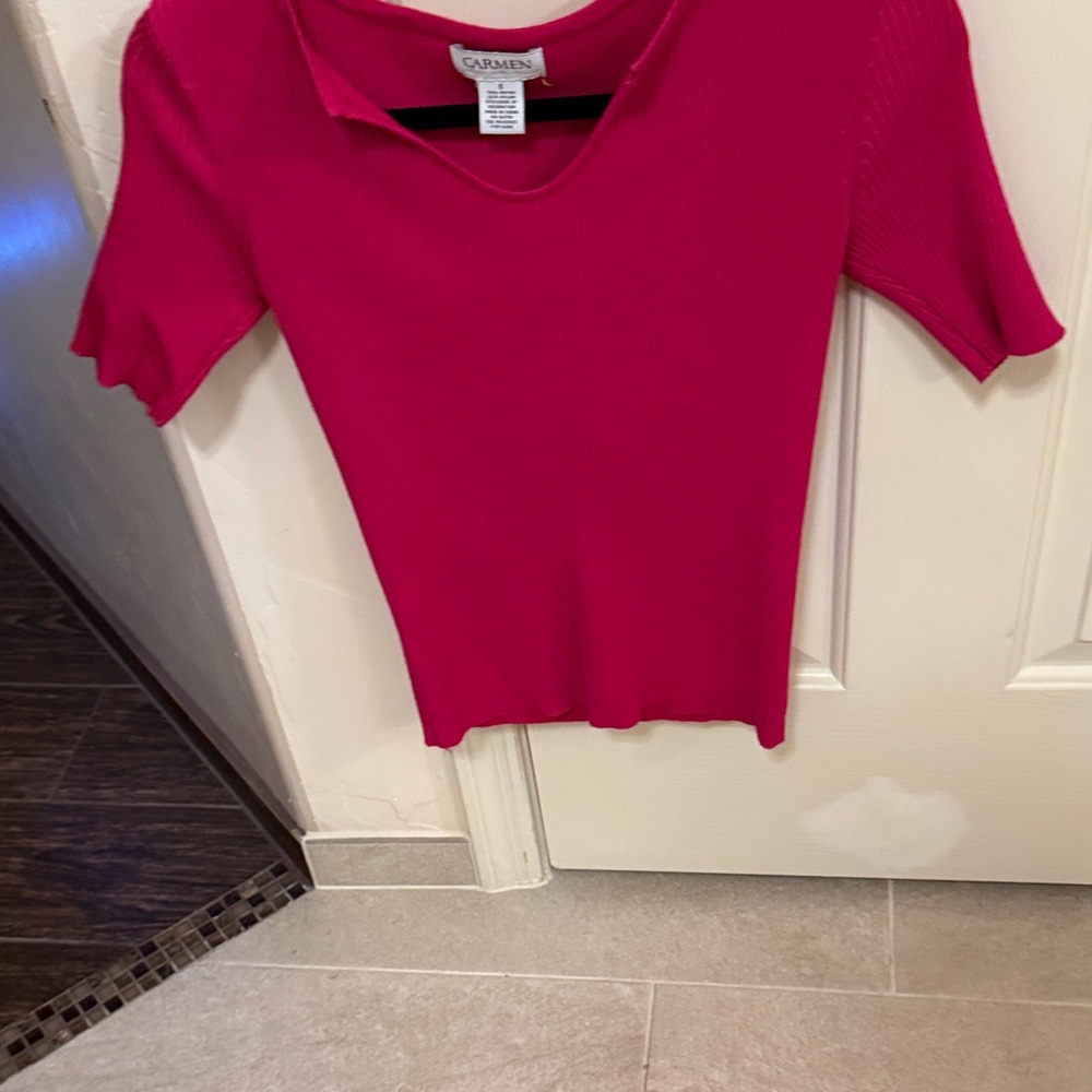 Carmen Marc Valvo Pink Ribbed Top. Tight fitting with v-neck 78% Rayon 22% Nylon